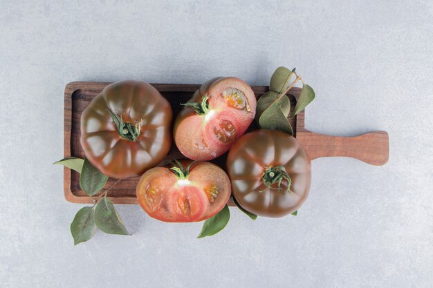 Pomodoro dentellato sulla tavola, sulla superficie del marmo