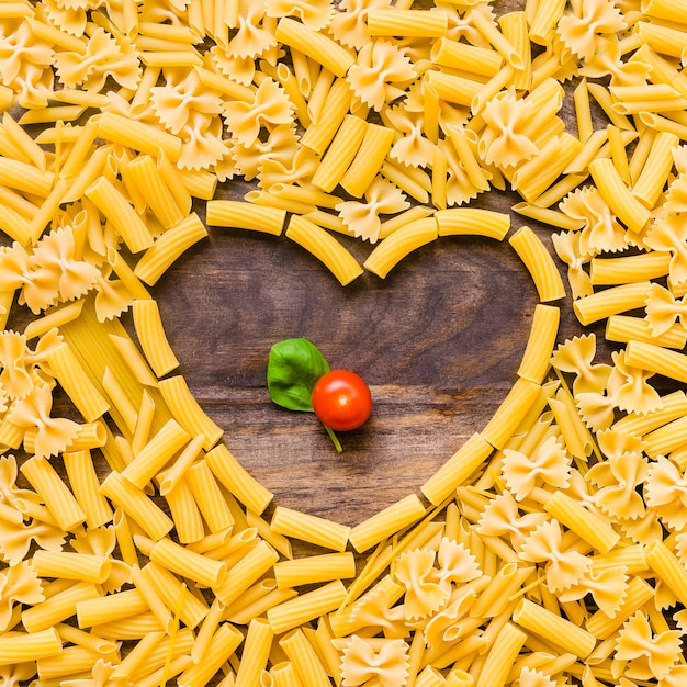 Pomodoro ed erba nel cuore della pasta