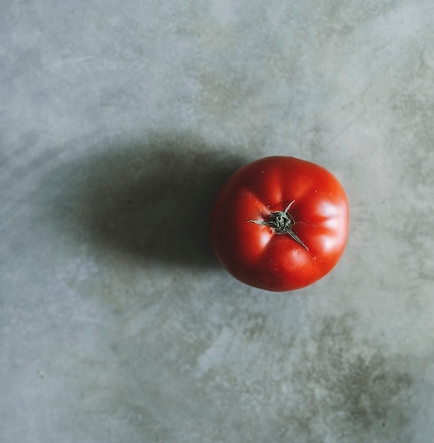 Pomodoro rosso cimelio su uno sfondo grigio