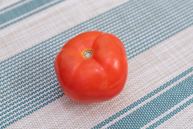 Pomodoro rosso sul tavolo