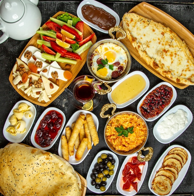 Pomodoro stabilito della prima colazione con la vista superiore dei pancake del formaggio di pide delle uova