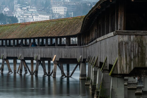 Ponte coperto vicino alla chiesa dei Gesuiti di Lucerna, circondato da edifici a Lucerna in Svizzera