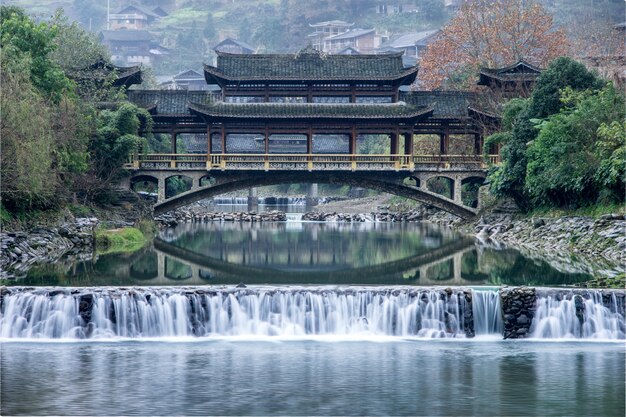 Ponte del vento-and-pioggia nel villaggio Miao