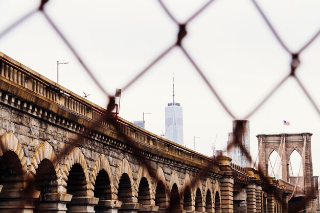 Ponte di Brooklyn e grattacieli sullo skyline