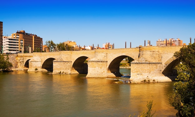 Ponte di pietra su Ebro