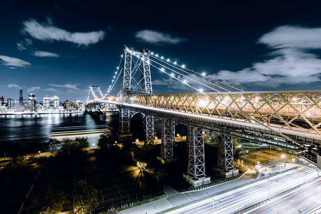 Ponte di Queensboro catturato di notte a New York City