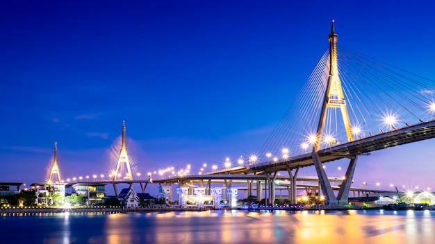 Ponte enorme sopra il fiume a Bangkok, Tailandia