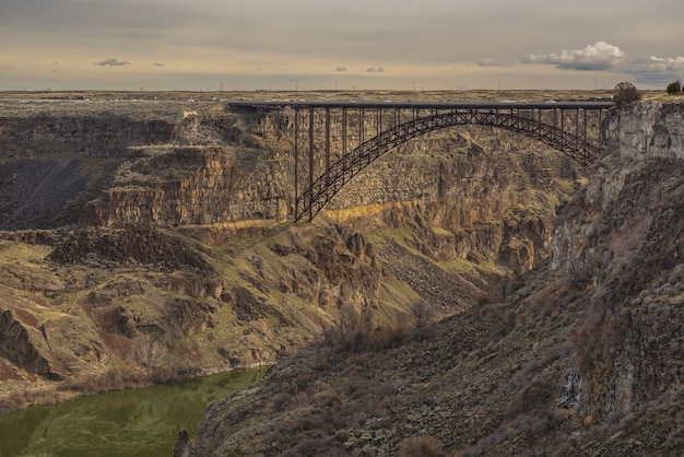 Ponte in mezzo a scogliere con un cielo nuvoloso