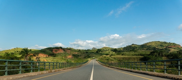 Ponte stradale circondato da colline e vegetazione sul fiume Keve in Angola