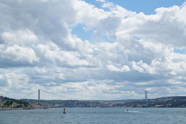 Ponte sul mare vista dall&#39;acqua