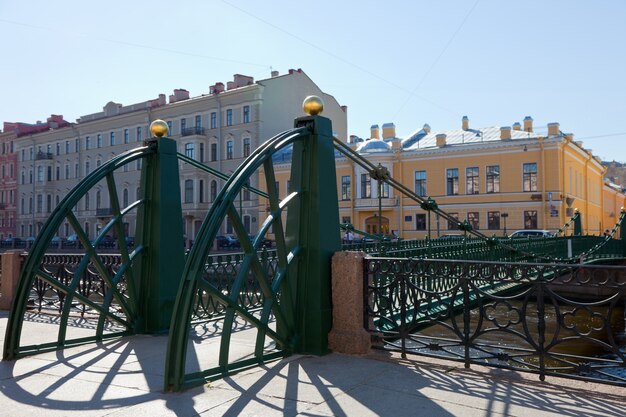 Ponticello di Pochtamtsky attraverso il fiume di Moika a San Pietroburgo