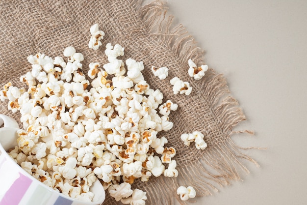 Popcorn classici bianchi su un pezzo di tela da imballaggio.