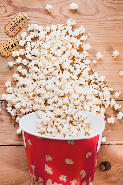 Popcorn croccante rovesciato sul tavolo