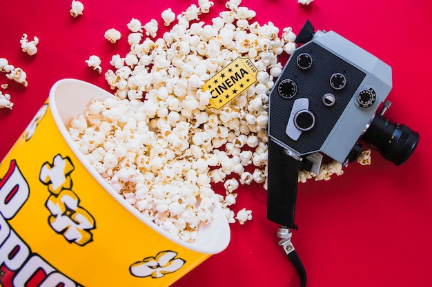 Popcorn e macchina fotografica organizzati