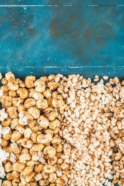 Popcorn e semi di grano su uno sfondo blu