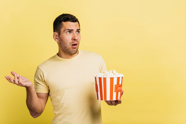 Popcorn mangiatore di uomini confuso con lo spazio della copia