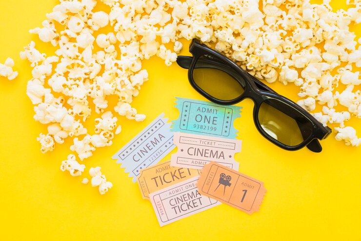 Foto gratuito popcorn, occhiali da sole e biglietti per il cinema
