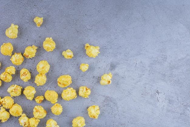 Popcorn ricoperti di caramello sparsi sulla superficie del marmo