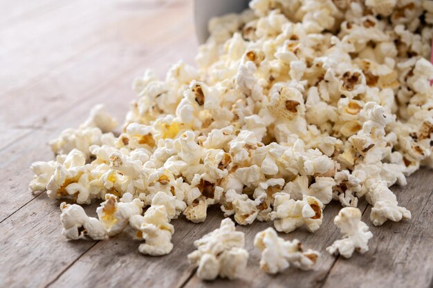 Popcorn salato sparsi sul tavolo di legno