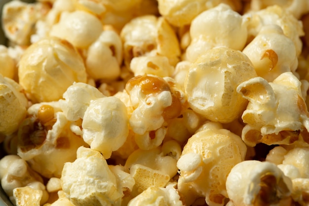 Popcorn sul tavolo di legno.