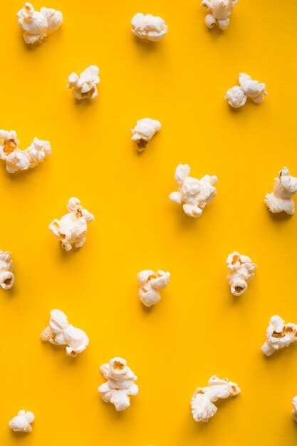 Popcorn vista dall'alto su sfondo giallo