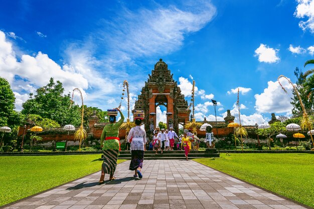 Popolo balinese in abiti tradizionali durante la cerimonia religiosa al tempio Pura Taman Ayun, Bali in Indonesia