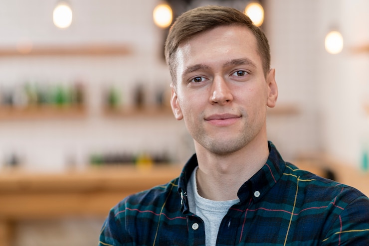 Foto gratuito porait di ragazzo carino nella caffetteria