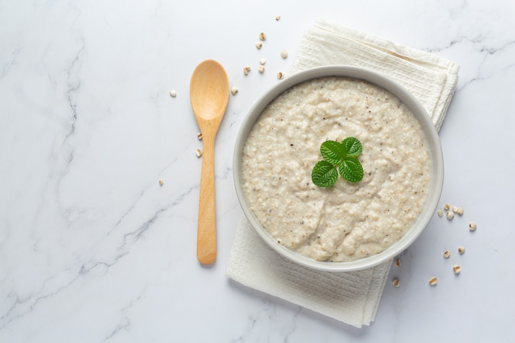 Foto gratuito porridge di congee di miglio pronto da servire