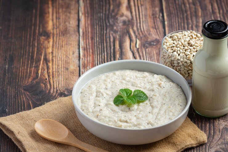 Foto gratuito porridge di congee di miglio pronto da servire