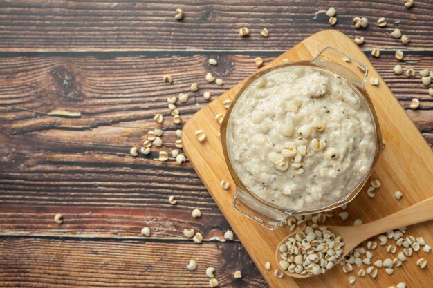 Porridge di congee di miglio pronto da servire