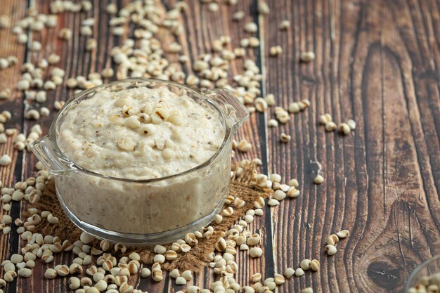 Porridge di congee di miglio pronto da servire