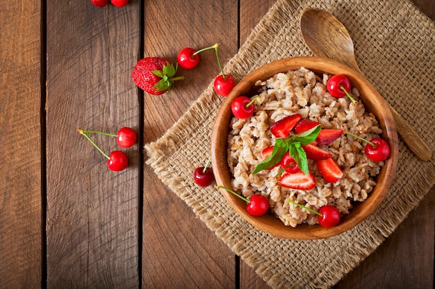 Porridge di farina d'avena con bacche in una ciotola bianca