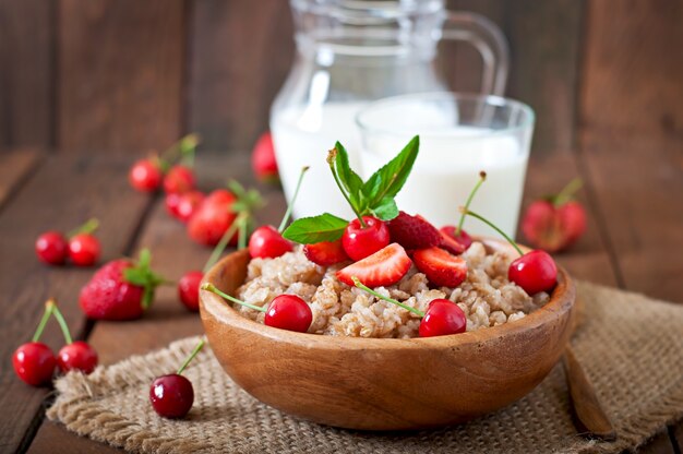 Porridge di farina d'avena con frutti di bosco in una ciotola bianca