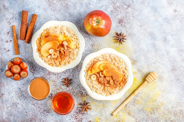 Porridge di farina d'avena con mele e cannella.