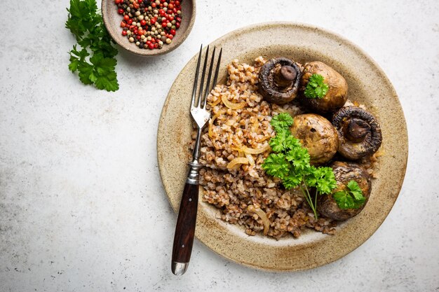 Porridge di grano saraceno con funghi