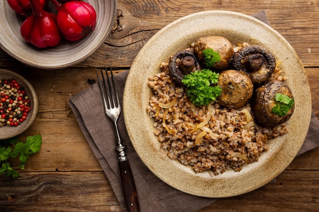 Porridge di grano saraceno con funghi