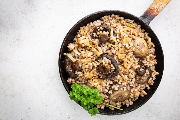 Porridge di grano saraceno con funghi