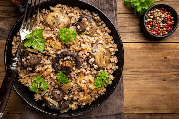 Porridge di grano saraceno con funghi