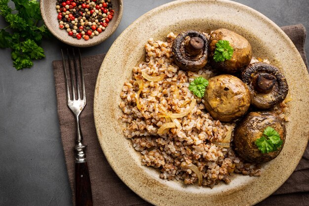 Porridge di grano saraceno con funghi