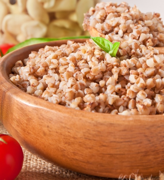 Porridge di grano saraceno in una ciotola di legno