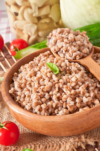 Porridge di grano saraceno in una ciotola di legno