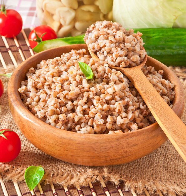 Porridge di grano saraceno in una ciotola di legno