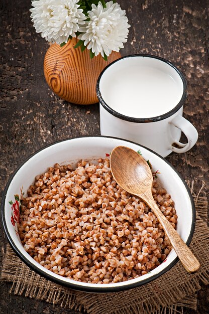 Porridge di grano saraceno in una vecchia ciotola di ceramica su uno stile rustico