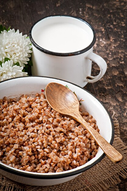 Porridge di grano saraceno in una vecchia ciotola di ceramica su uno stile rustico