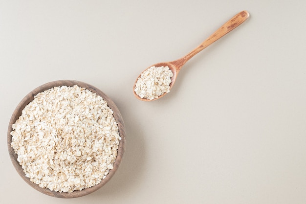 Porridge di muesli in una tazza sul cemento.