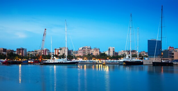 Port Vell e il quartiere di Barceloneta in serata