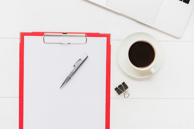 Porta carta accanto alla tazza di caffè