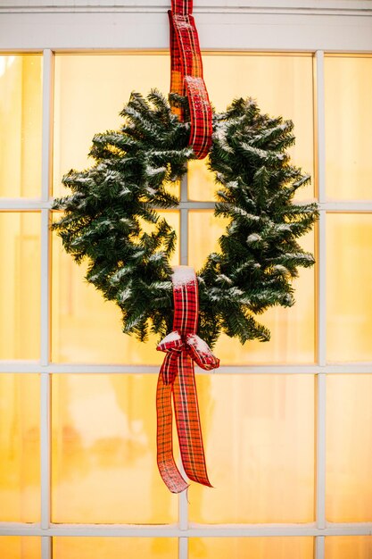 Porta d'ingresso di Natale di uno sfondo di casa di campagna.