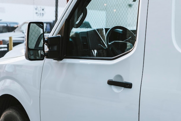 Porta del conducente di un camion bianco