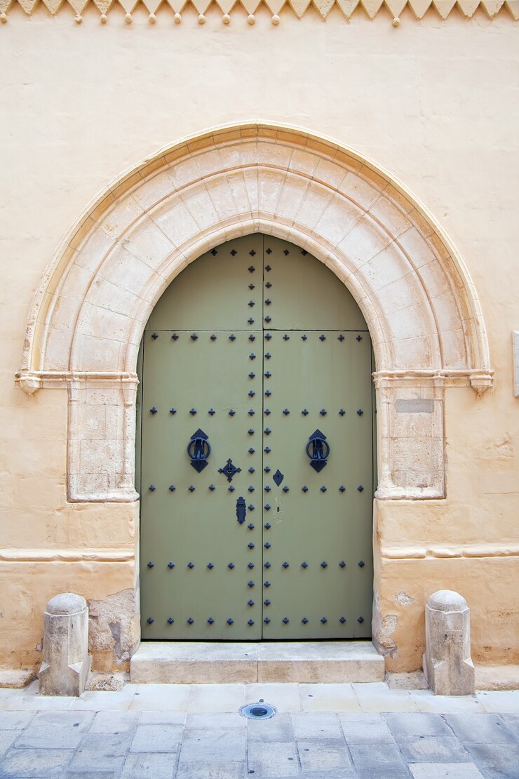 Foto gratuito porta della vecchia casa di città